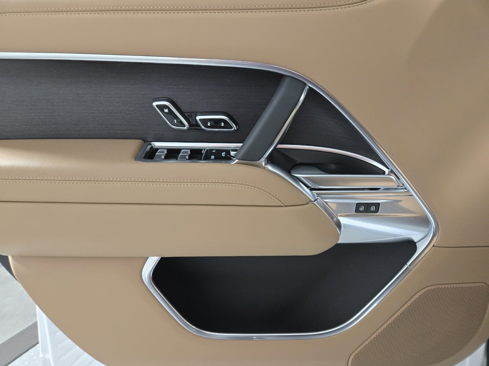 New 2025 Land Rover Range Rover SE image 21