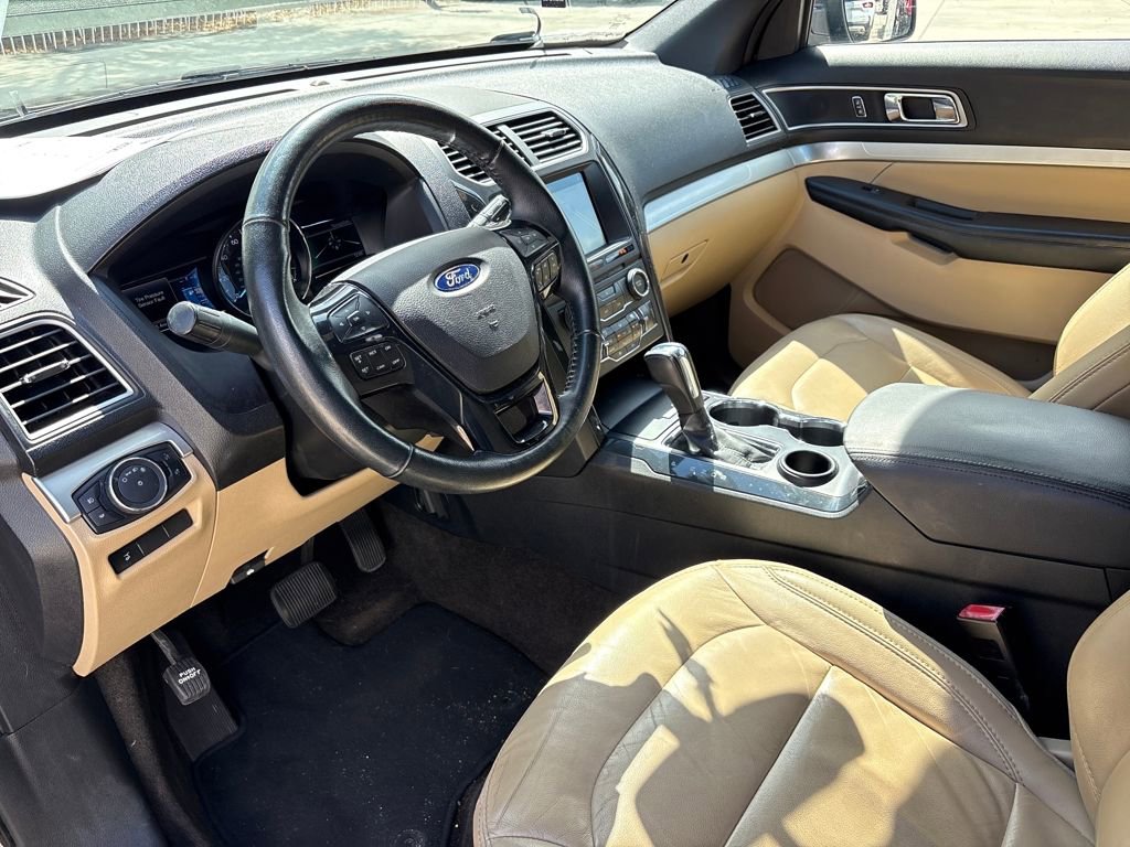Used 2017 Ford Explorer XLT w/ Equipment Group 202A image 6