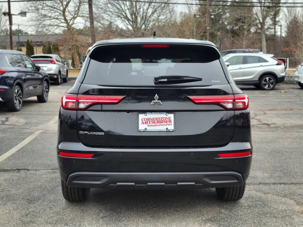 Used 2022 Mitsubishi Outlander ES image 4