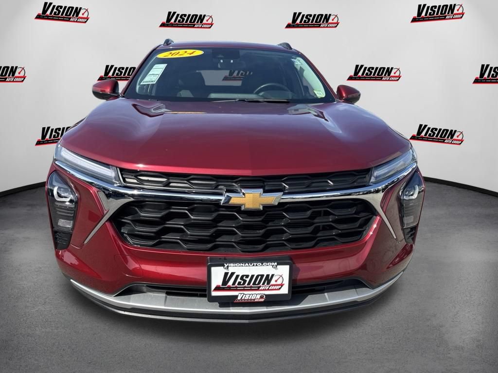 Used 2024 Chevrolet Trax LT w/ Driver Confidence Package FWD image 2
