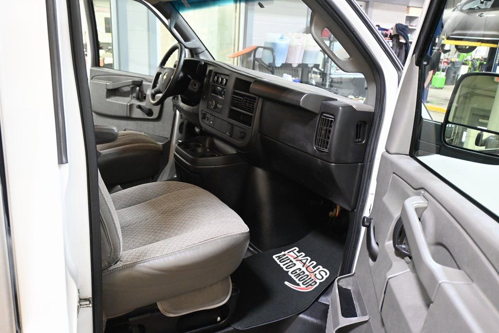 Used 2017 Chevrolet Express 3500 image 22