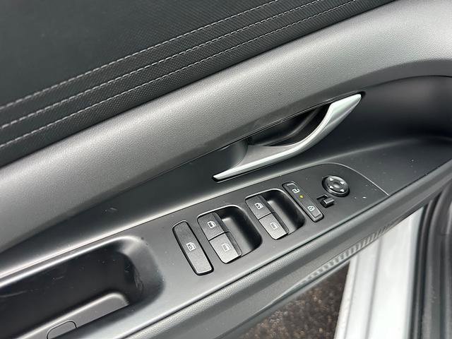 Used 2025 Hyundai Elantra Blue image 9