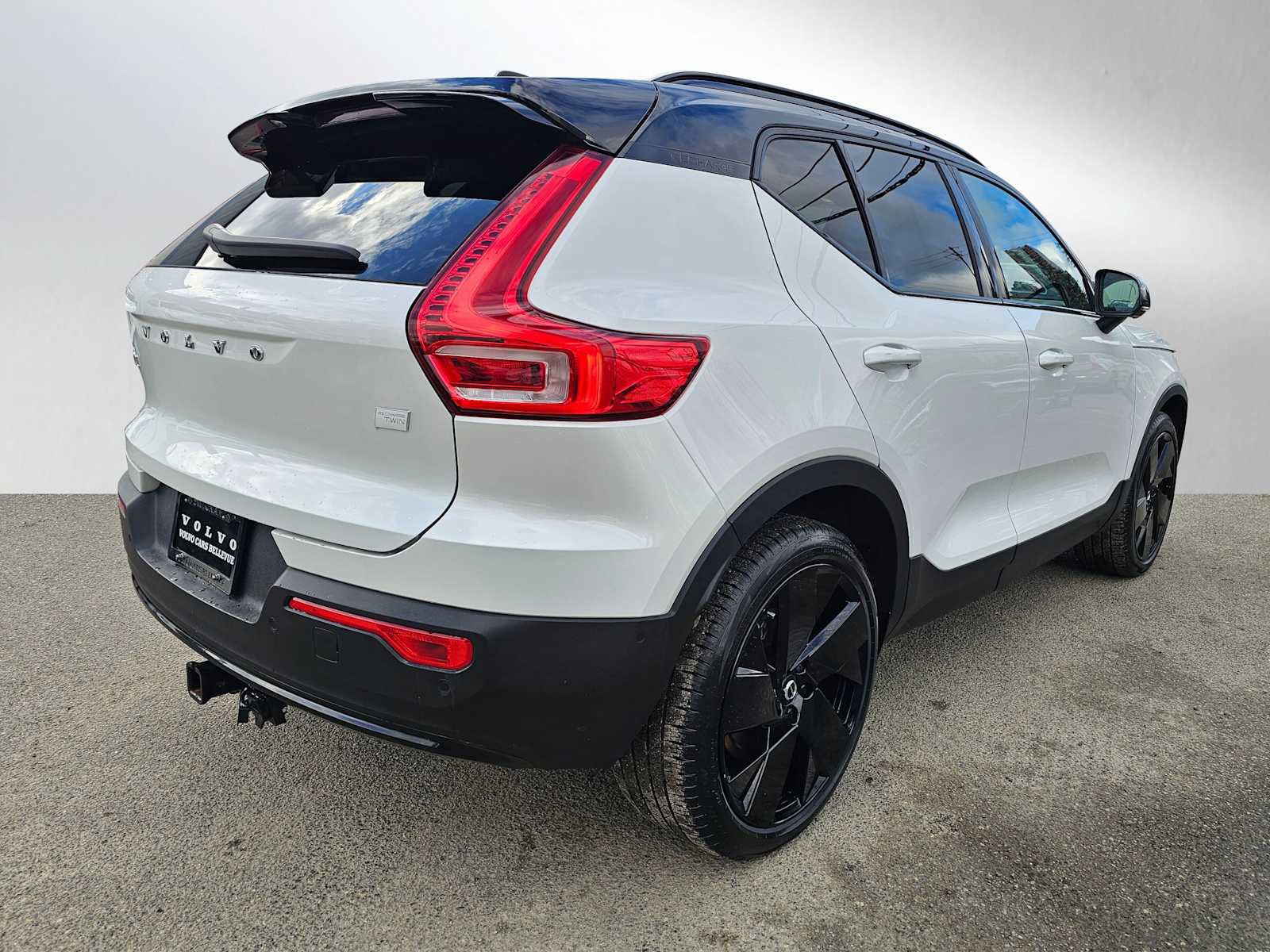 Used 2024 Volvo XC40 Recharge Ultimate w/ Protection Package Premier image 3