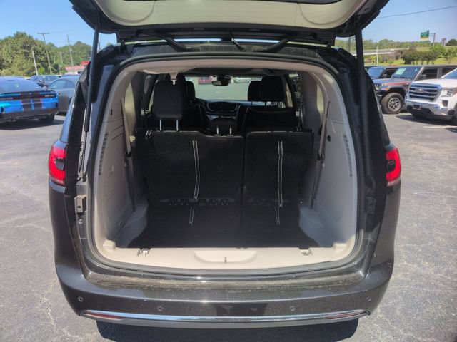 Used 2023 Chrysler Pacifica Limited FWD image 32