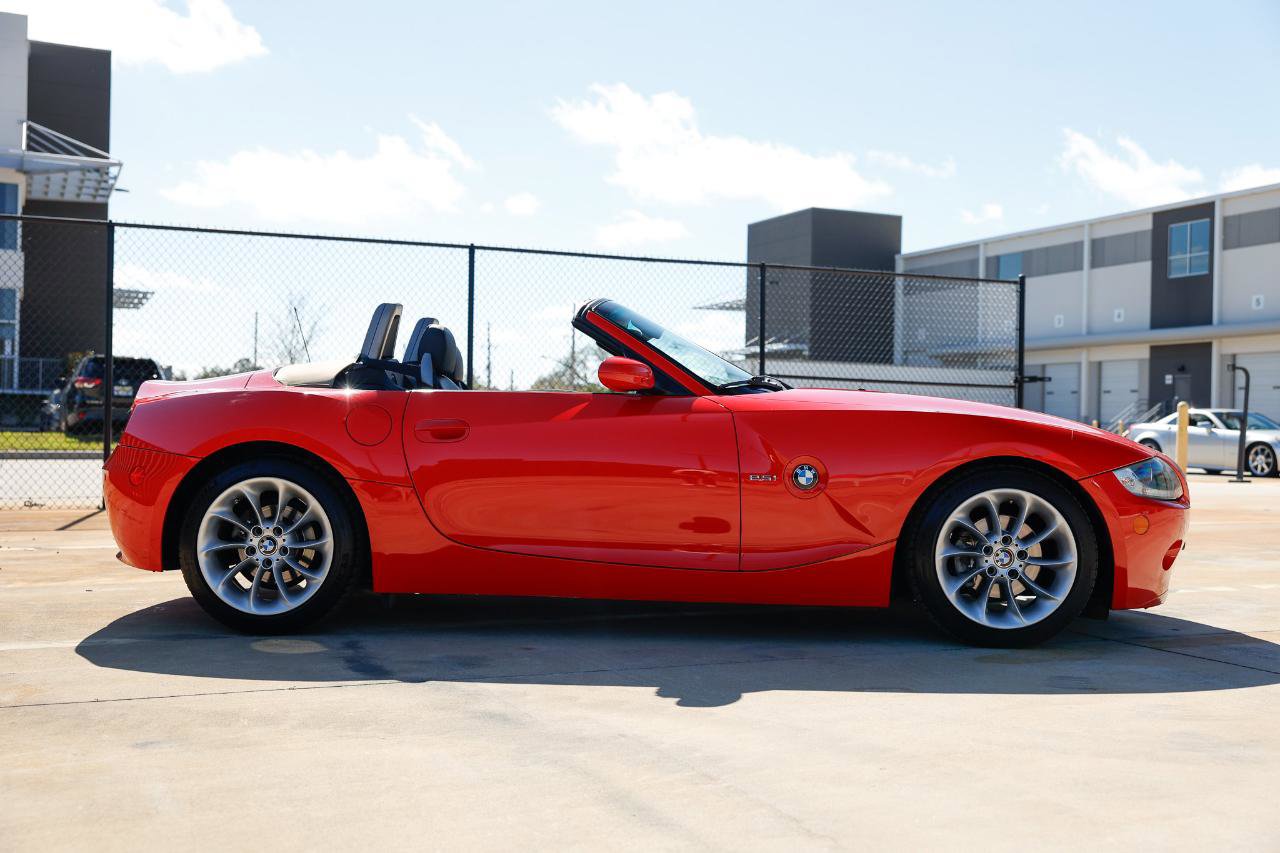 Used 2005 BMW Z4 2.5i image 13