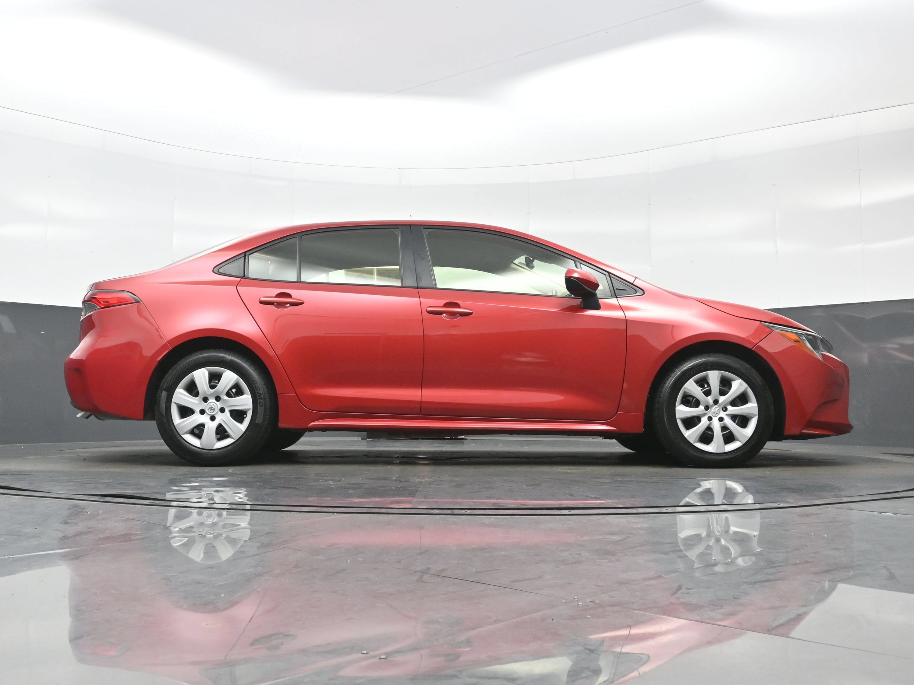 Used 2021 Toyota Corolla LE FWD image 29