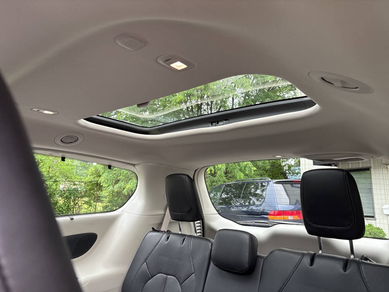Used 2020 Chrysler Pacifica Limited w/ Advanced Safetytec Group FWD image 34