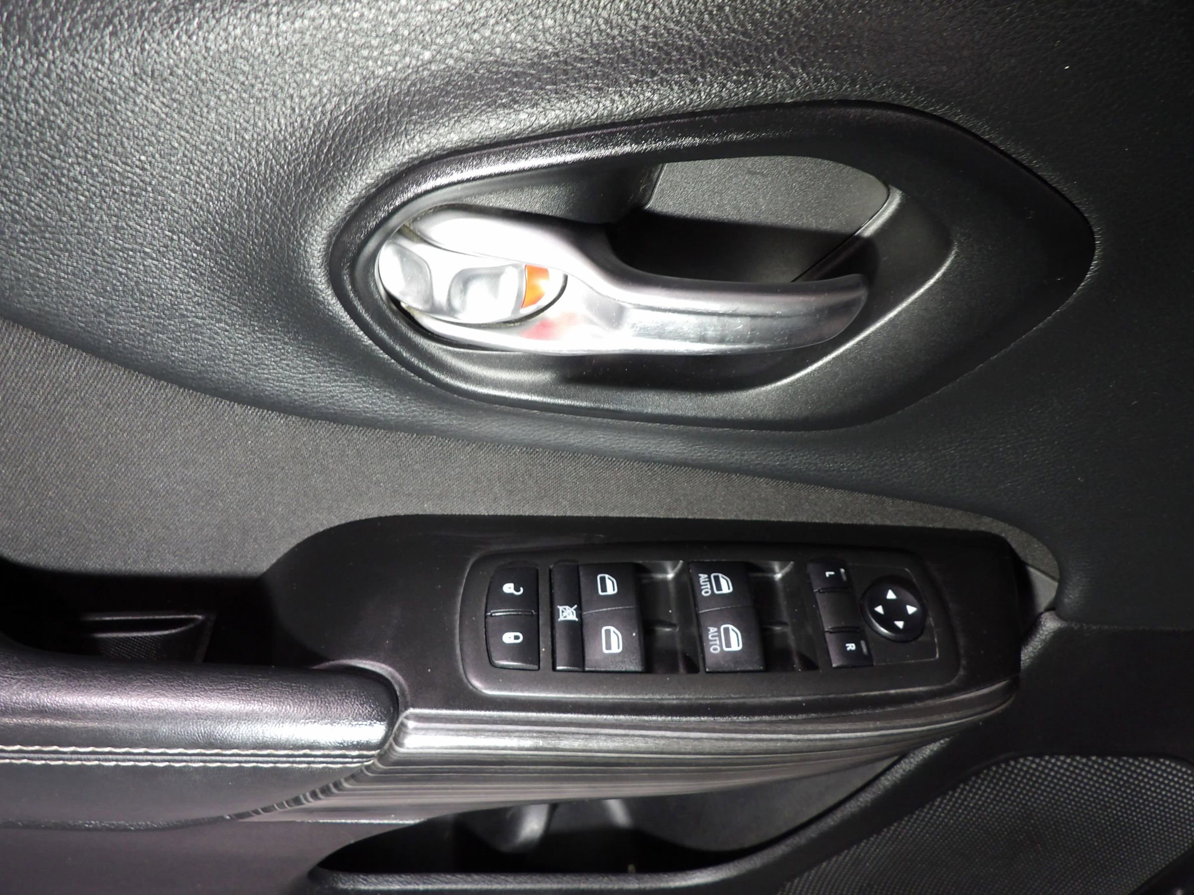 Used 2014 Jeep Cherokee Latitude w/ Comfort/Convenience Group AWD/4WD image 9