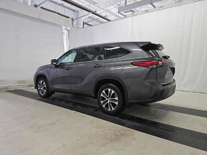 Used 2022 Toyota Highlander XLE AWD/4WD image 6