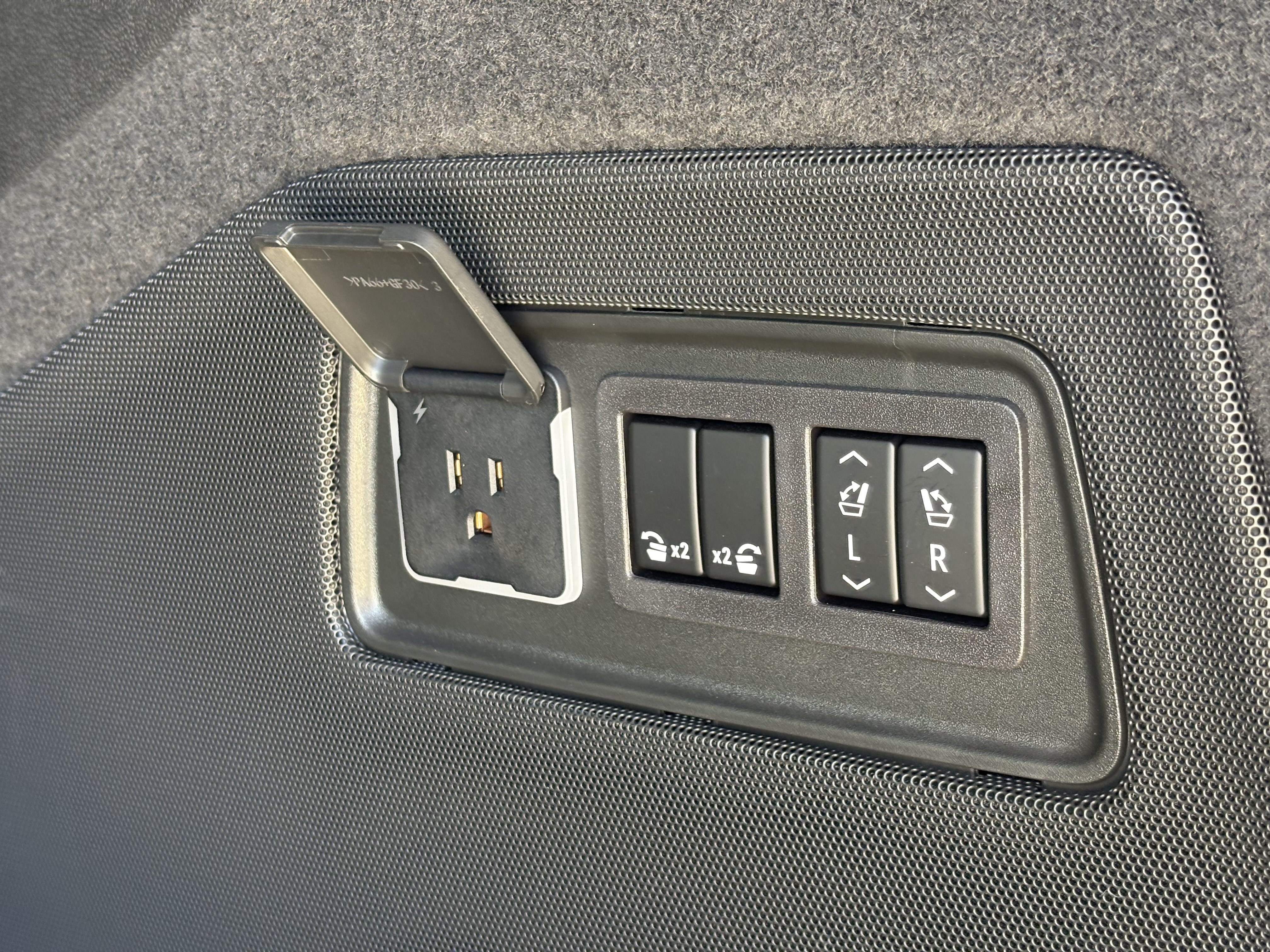 Certified 2024 Cadillac Escalade ESV V AWD/4WD image 10