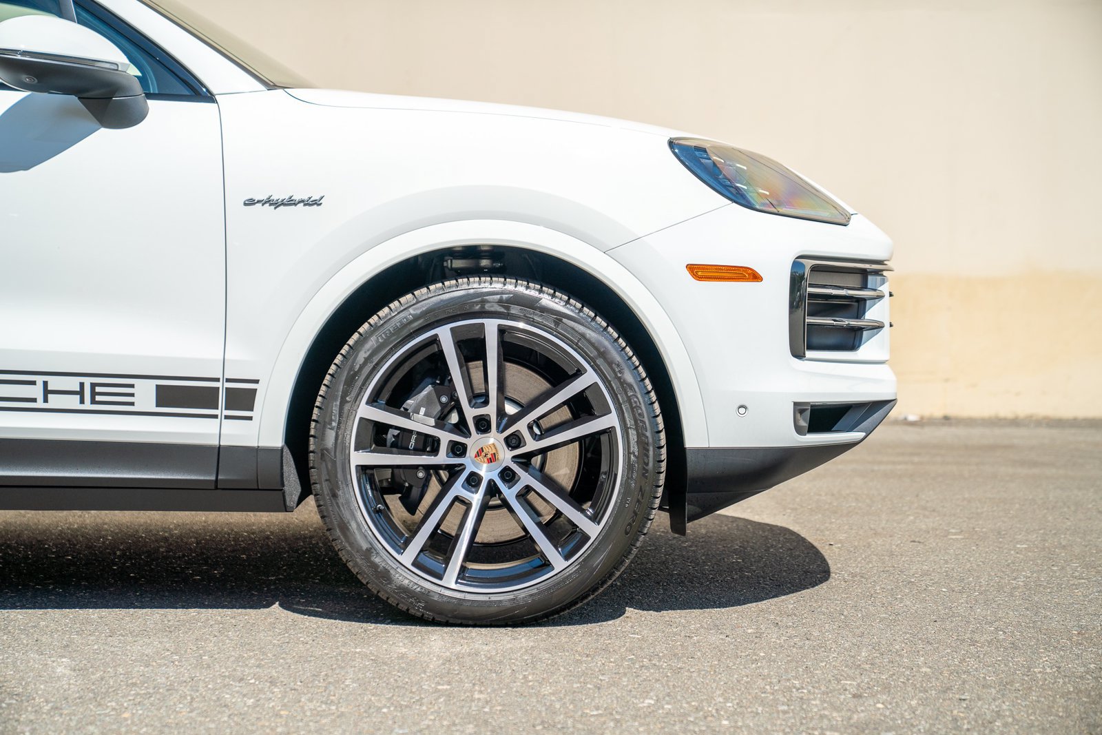 Certified 2025 Porsche Cayenne E-Hybrid Coupe AWD/4WD image 9