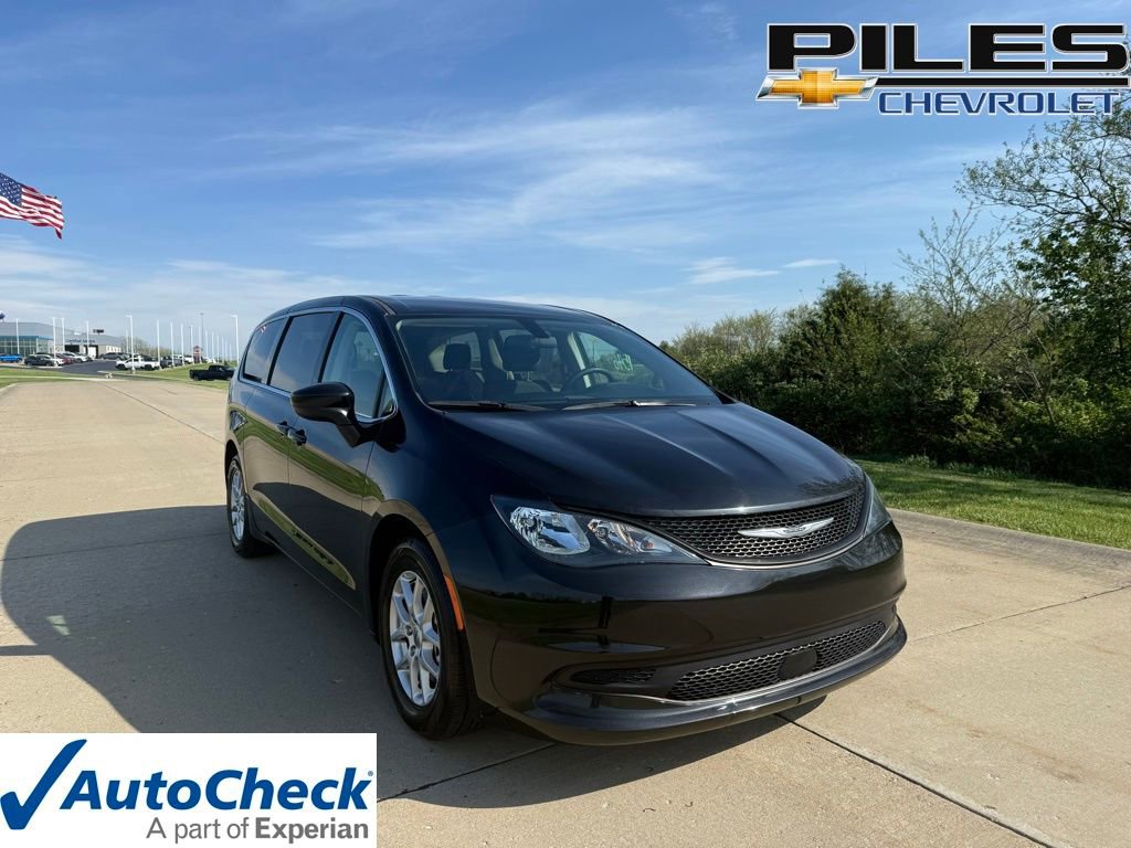 Used 2022 Chrysler Voyager LX FWD image 1