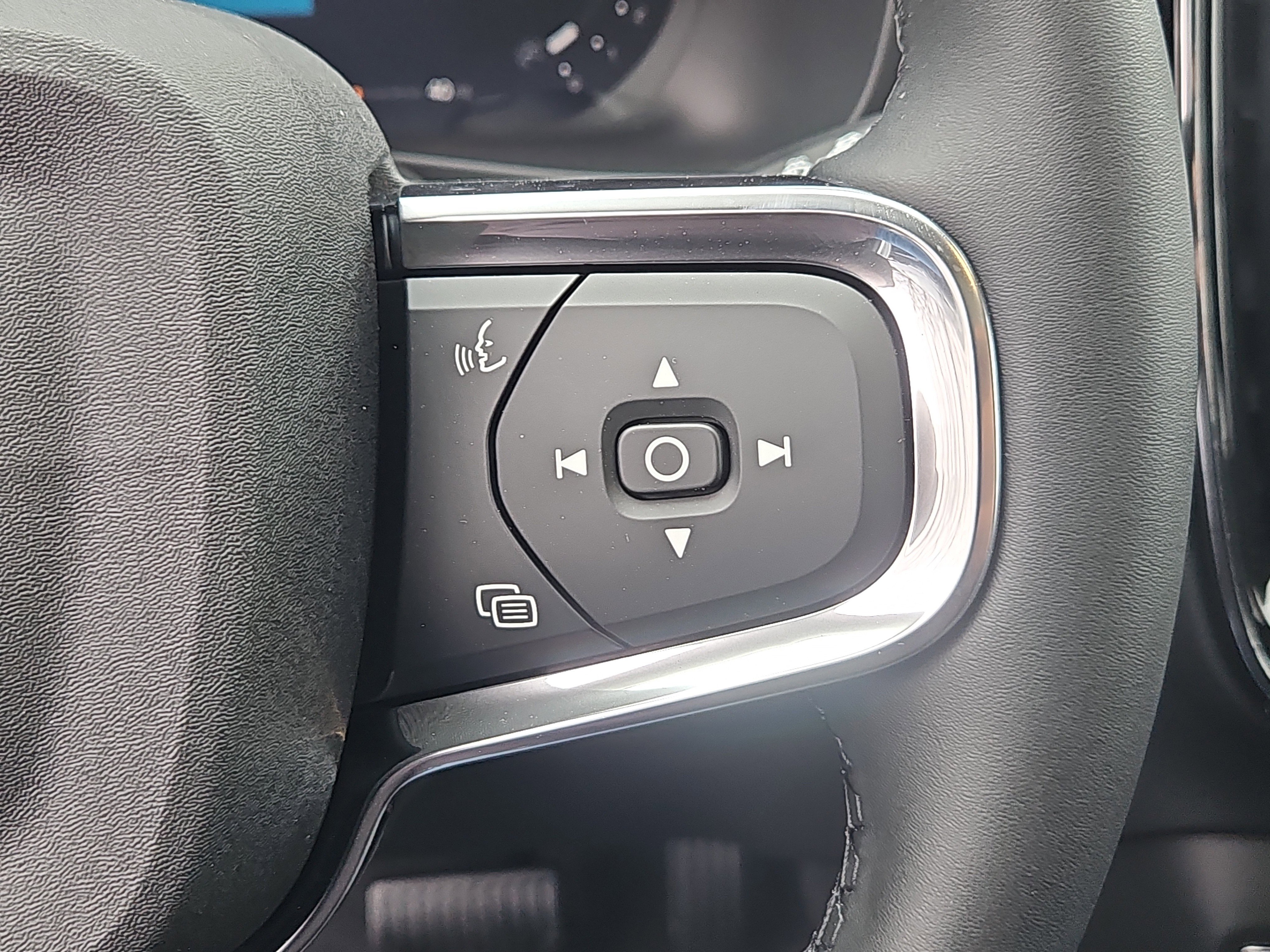 New 2026 Volvo XC40 B5 Ultra w/ Protection Package Premier image 17