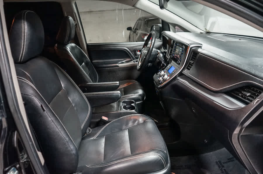 Used 2018 Toyota Sienna SE w/ Carpet Mat Package FWD image 17