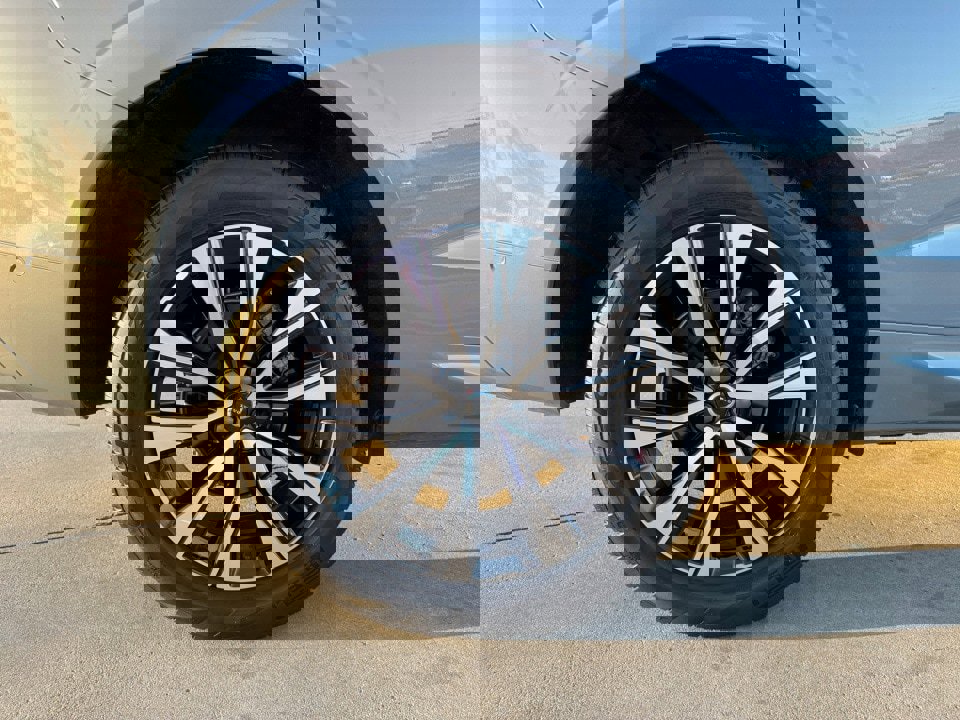 Certified 2024 Volvo XC60 B5 Plus w/ Climate Package image 23