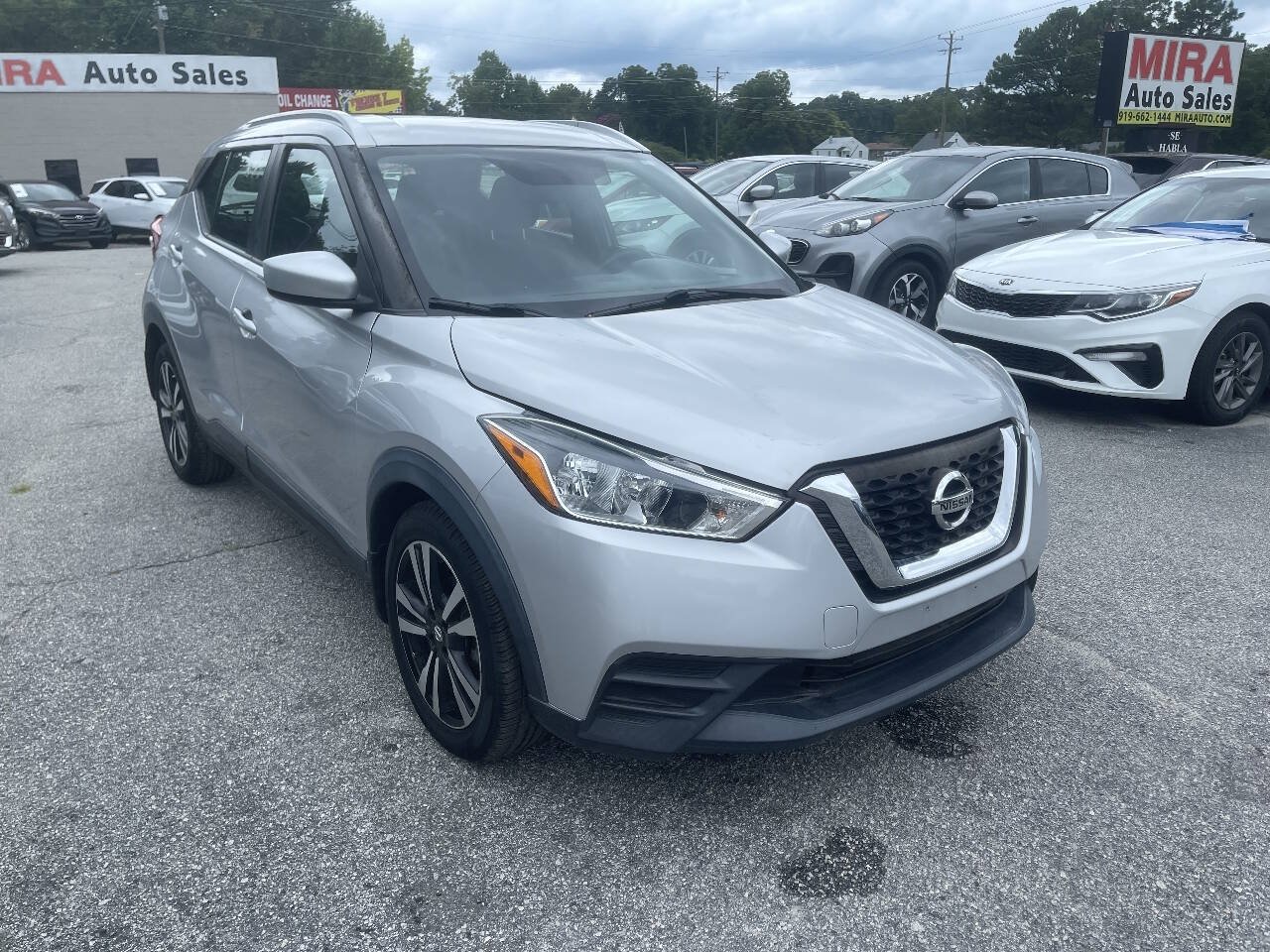 Used 2018 Nissan Kicks SV FWD image 2