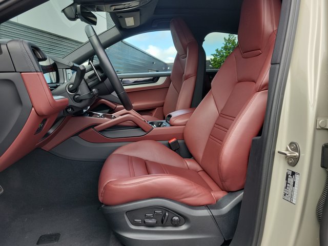 Certified 2025 Porsche Cayenne S AWD/4WD image 4