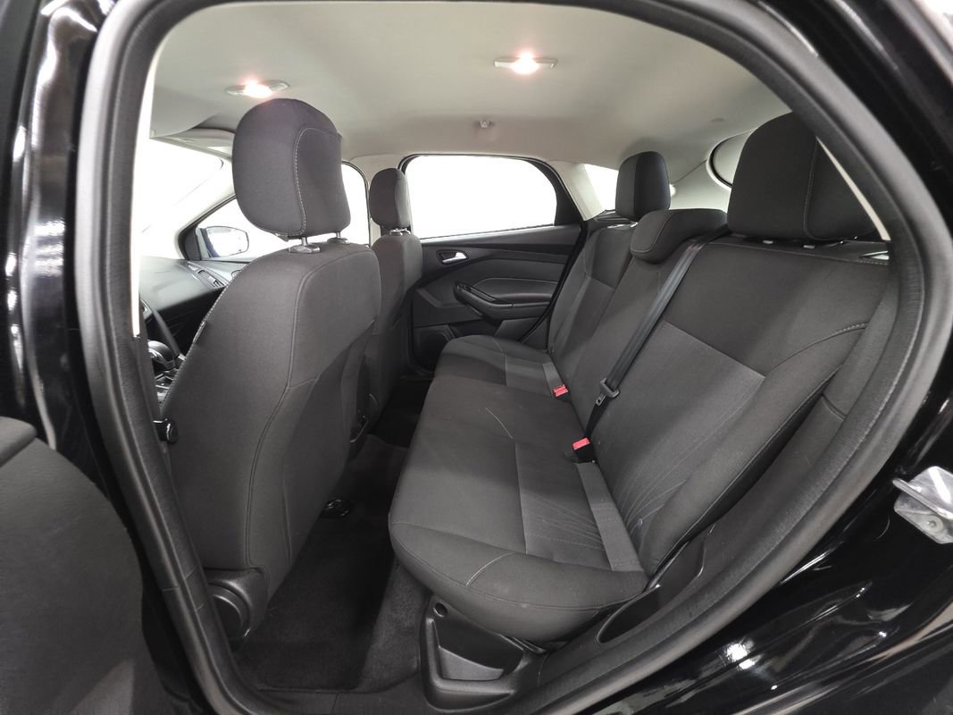 Used 2018 Ford Focus SE w/ Cold Weather Package FWD image 8