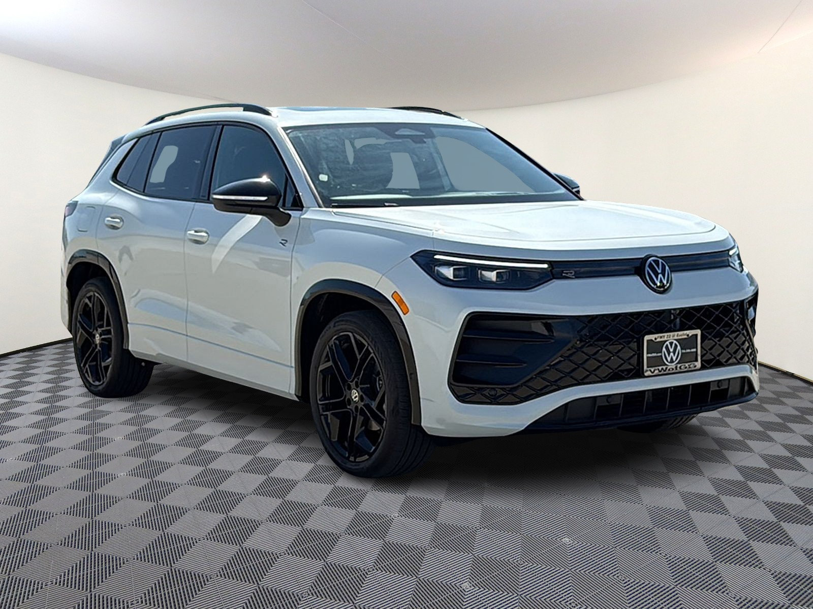 New 2026 Volkswagen Tiguan SE R-Line FWD image 1