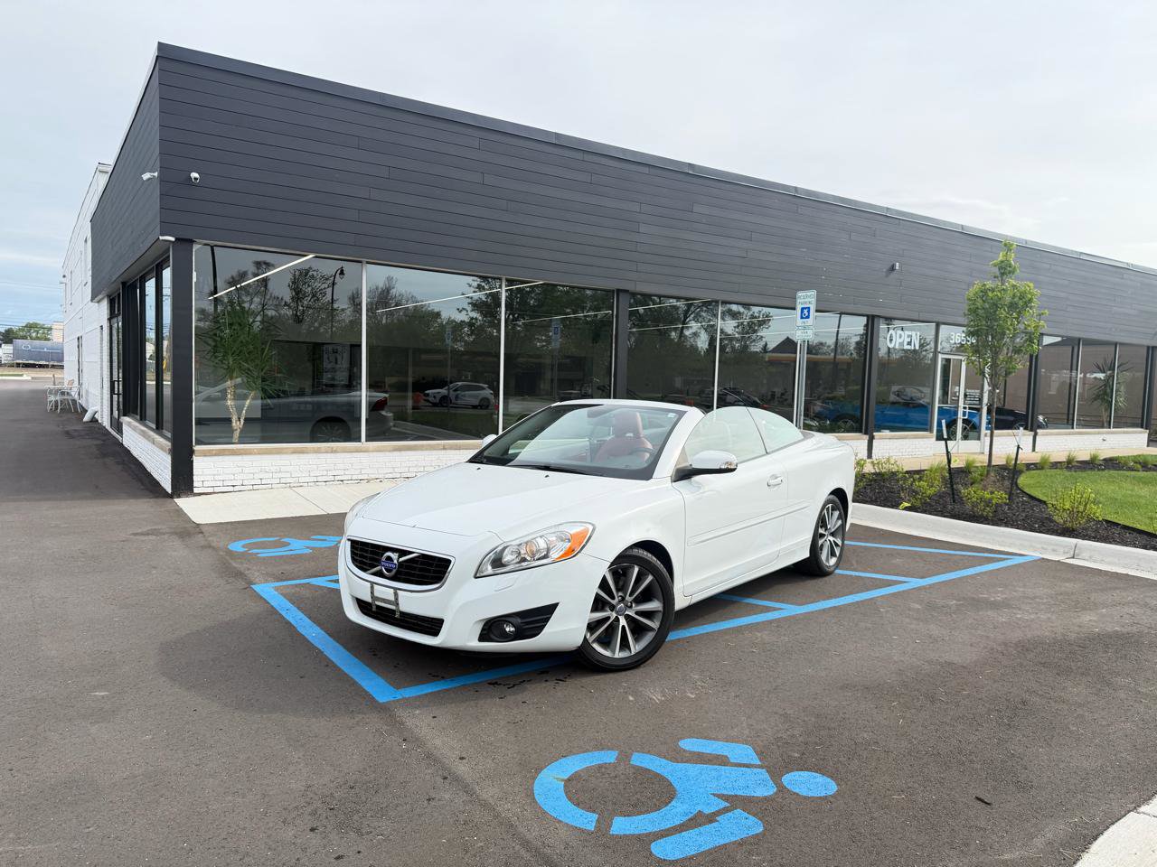 Used 2012 Volvo C70 T5 FWD image 1