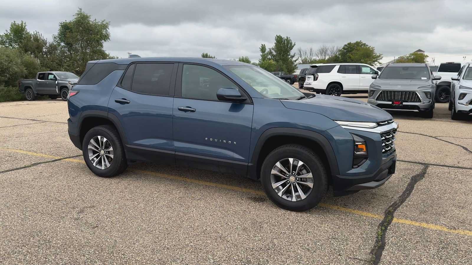 Used 2026 Chevrolet Equinox LT AWD/4WD image 3