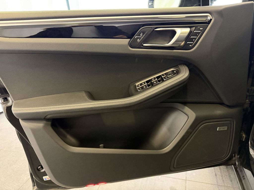 Certified 2022 Porsche Macan image 15