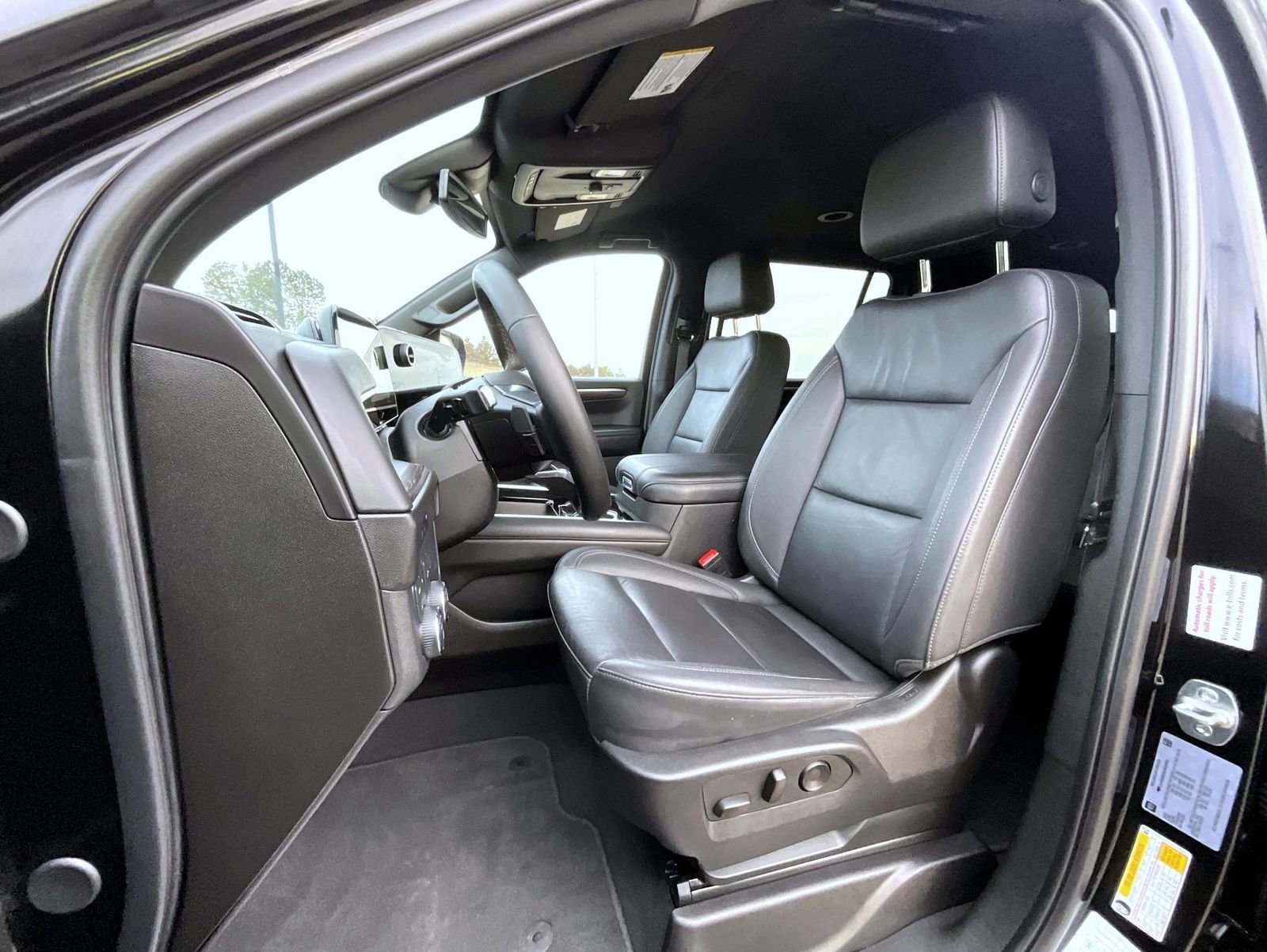 Used 2025 Chevrolet Suburban Z71 image 10