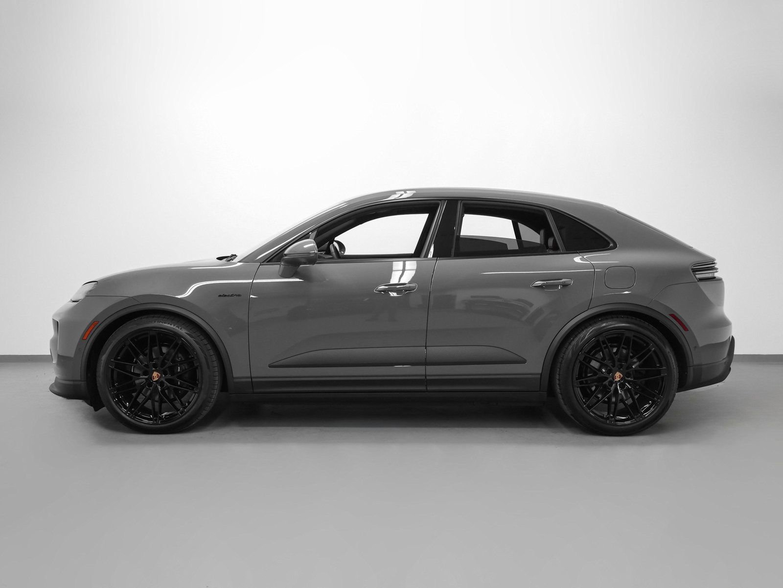 New 2026 Porsche Macan 4 Electric image 2