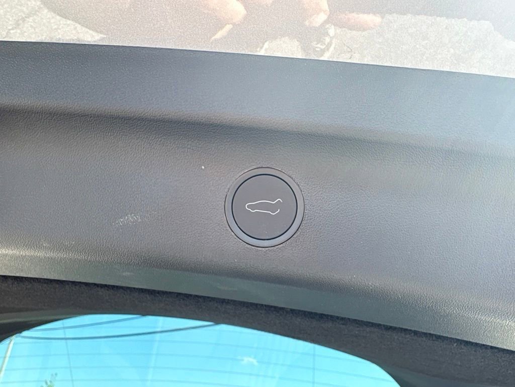 Used 2025 Tesla Model Y Long Range RWD image 9