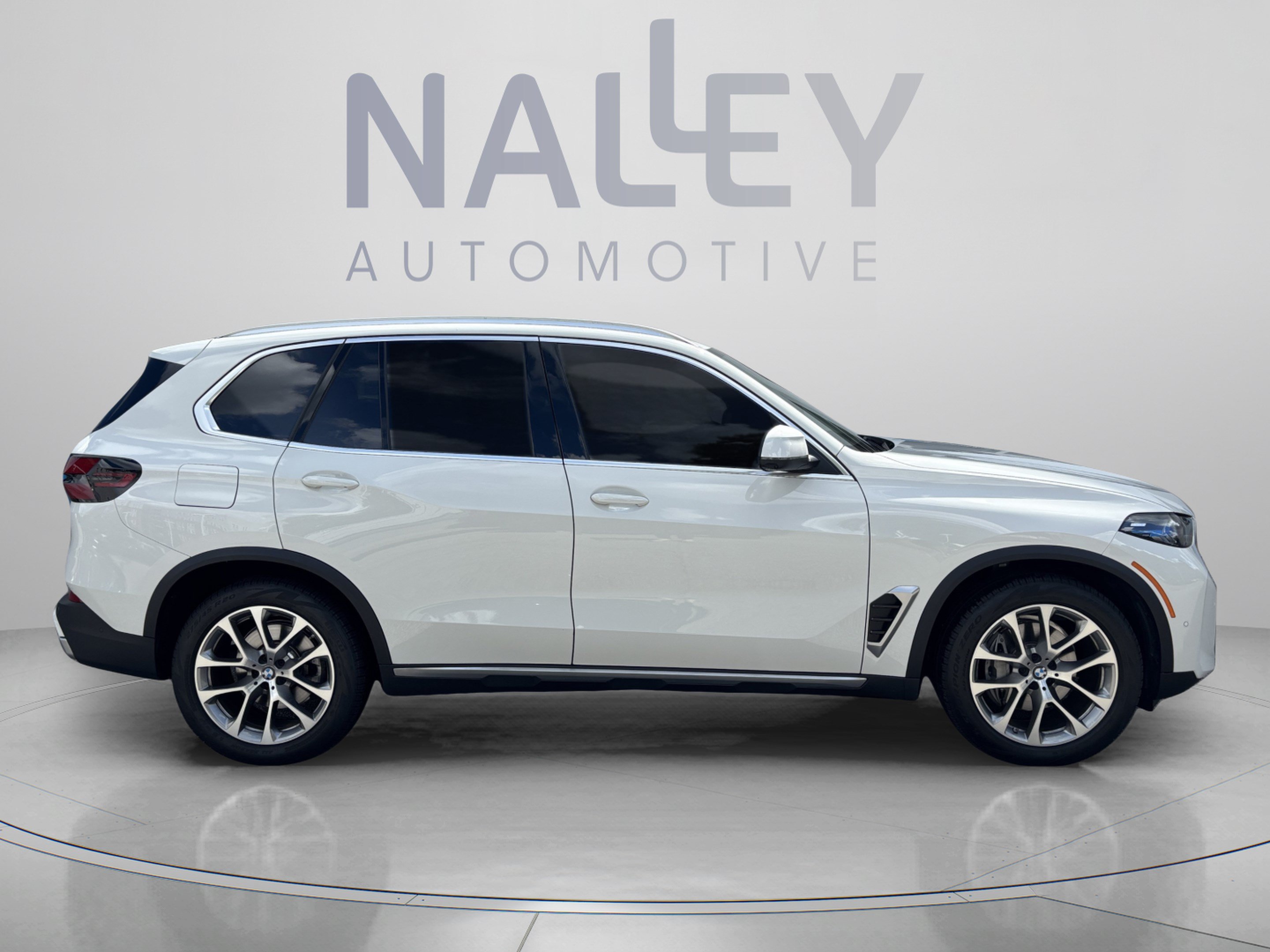 Used 2025 BMW X5 xDrive40i w/ Executive Package AWD/4WD image 4