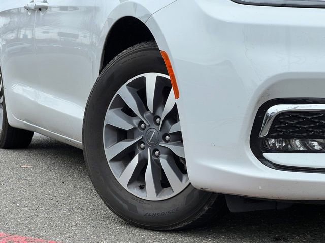 Used 2024 Chrysler Pacifica Select image 2