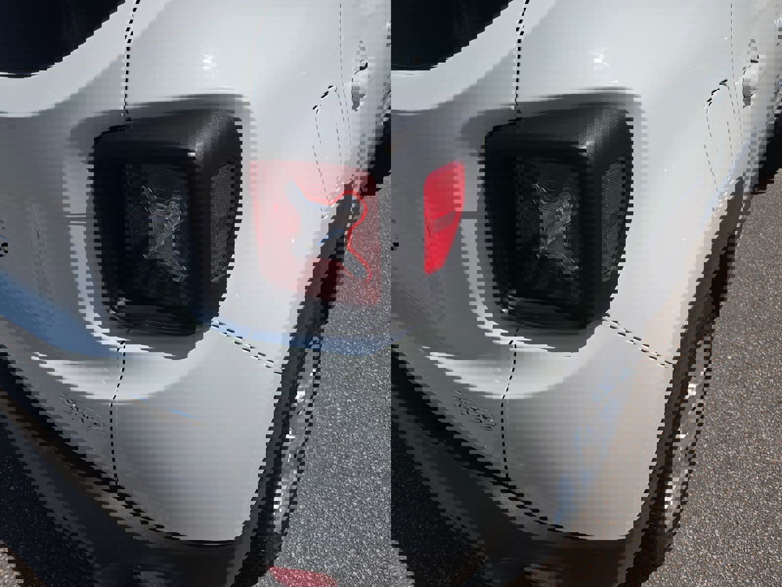 Used 2017 Jeep Renegade Latitude AWD/4WD image 36