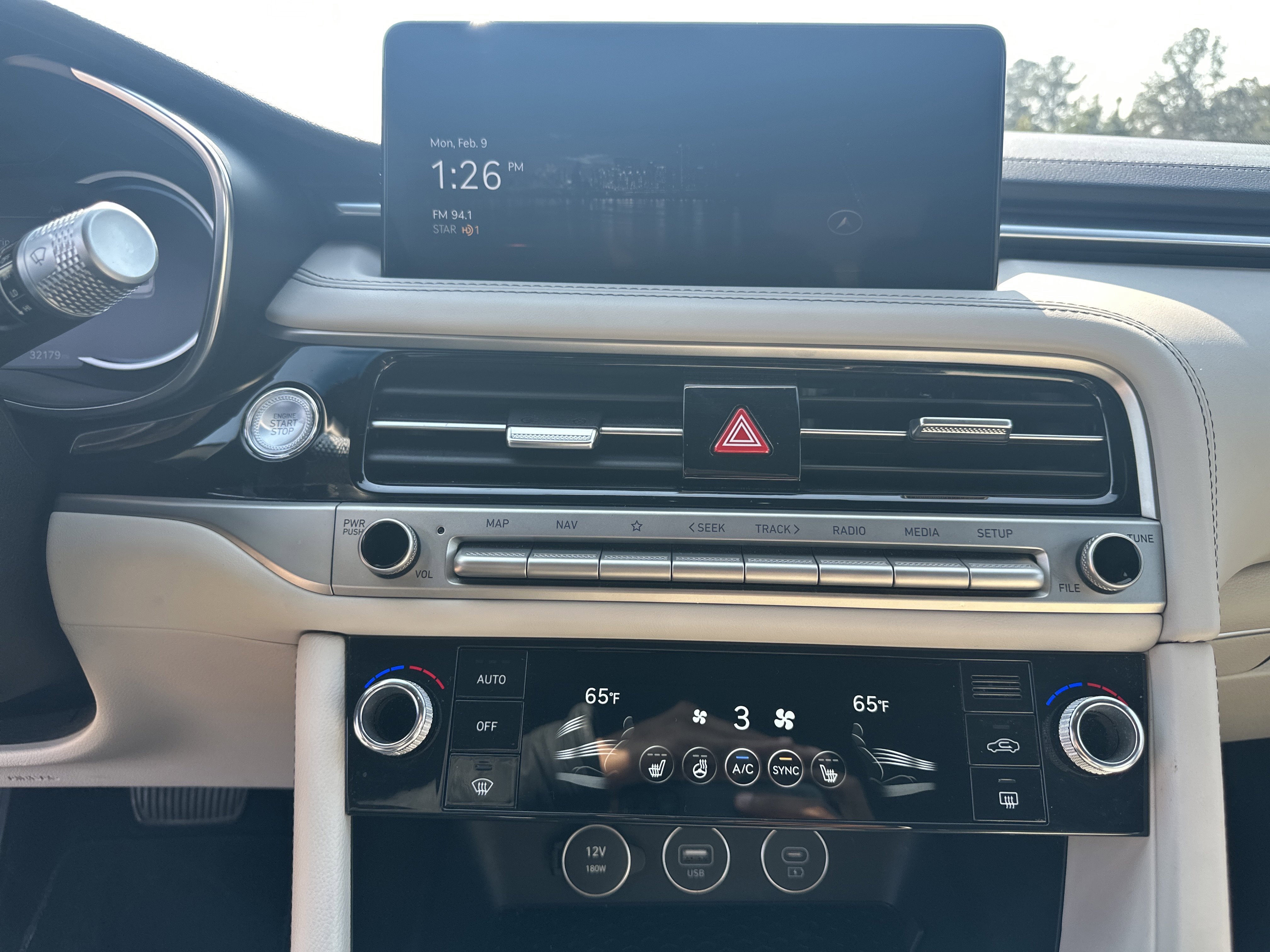 Used 2025 Genesis G70 2.5T image 28