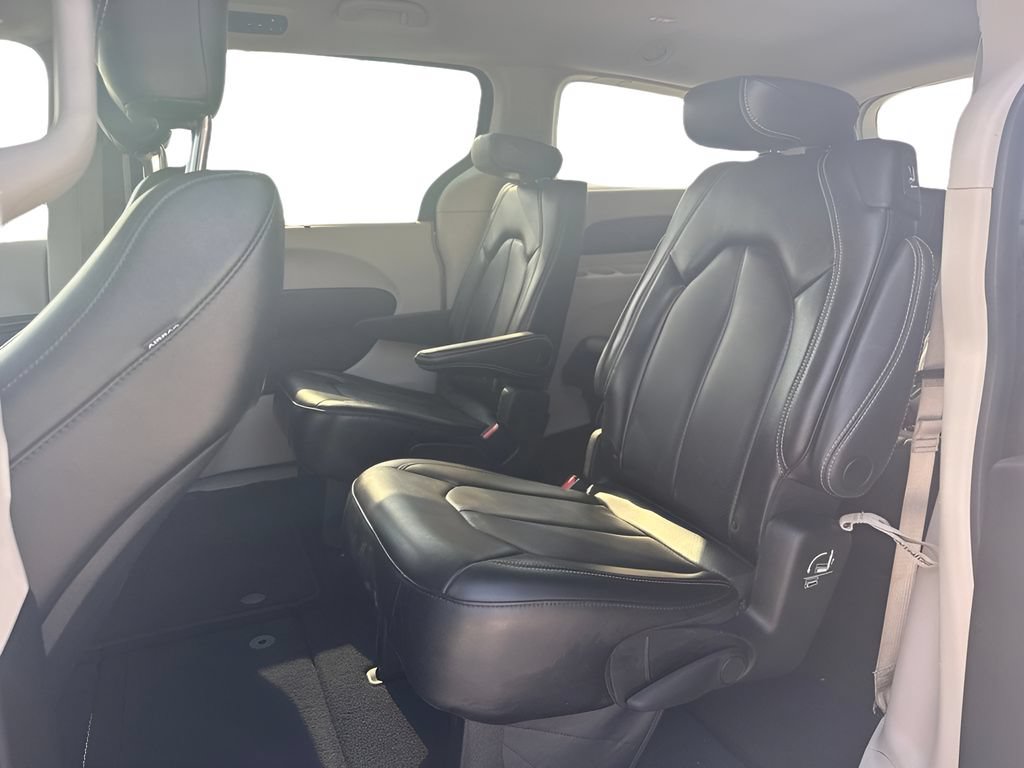 Used 2023 Chrysler Pacifica Touring-L FWD image 23