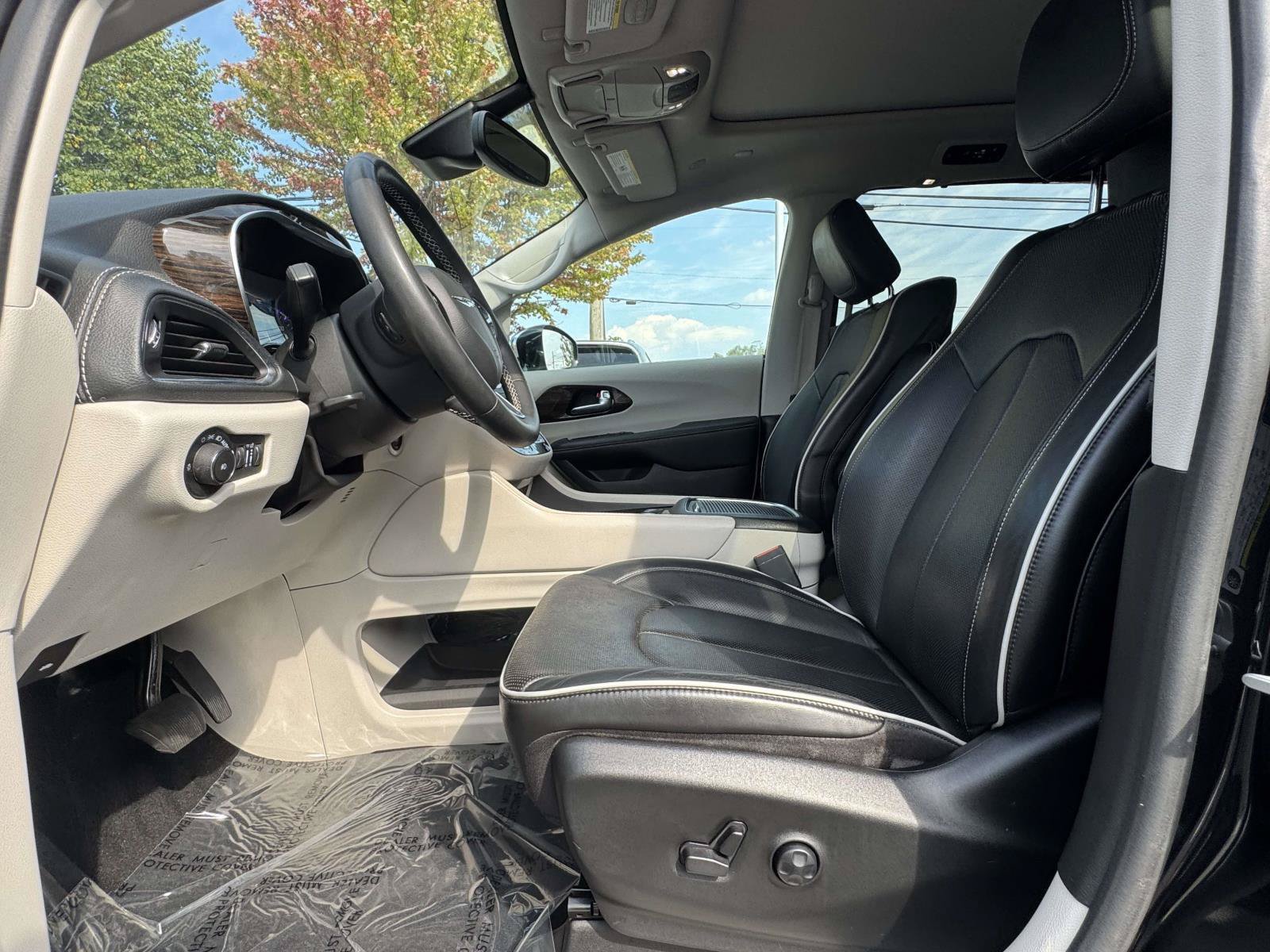 Used 2023 Chrysler Pacifica Limited w/ Uconnect Theater Family Group AWD/4WD image 12