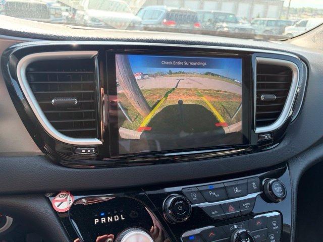 Used 2025 Chrysler Pacifica Select FWD image 11