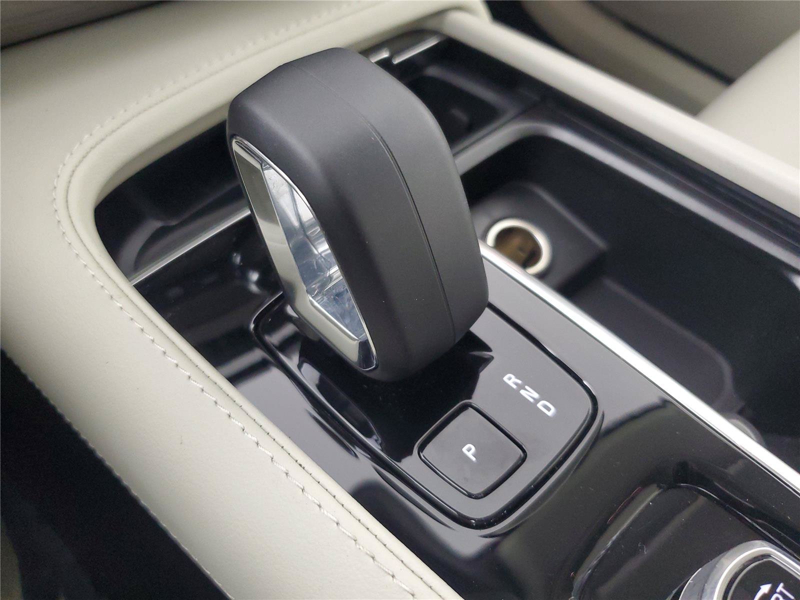 Certified 2025 Volvo XC90 B5 Plus w/ Protection Package AWD/4WD image 31