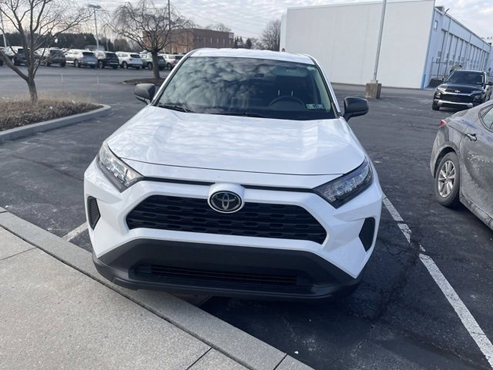 Used 2022 Toyota RAV4 LE video 2