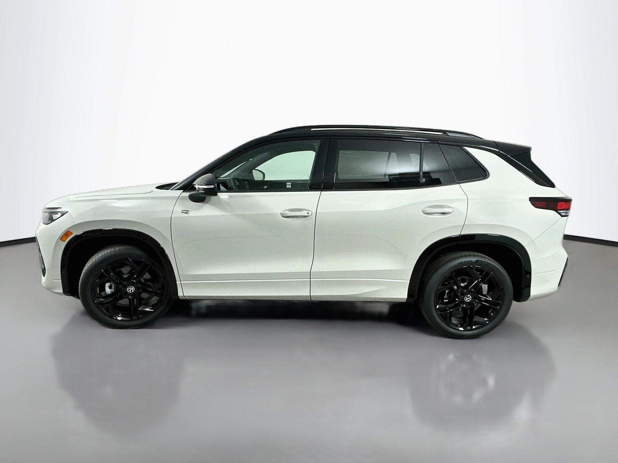 New 2026 Volkswagen Tiguan SE R-Line AWD/4WD image 4