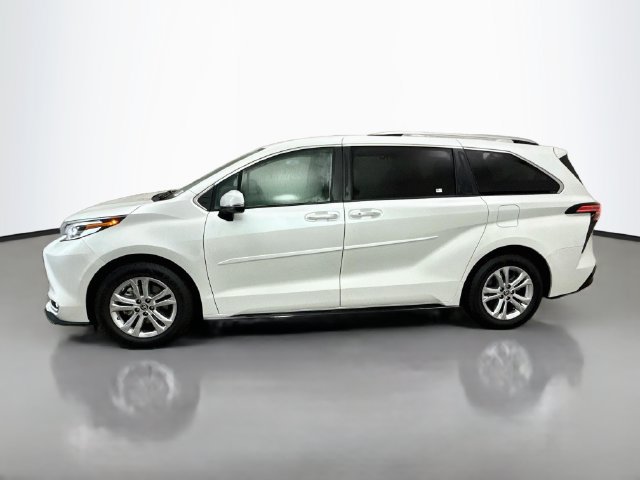 Used 2022 Toyota Sienna Platinum AWD/4WD image 4