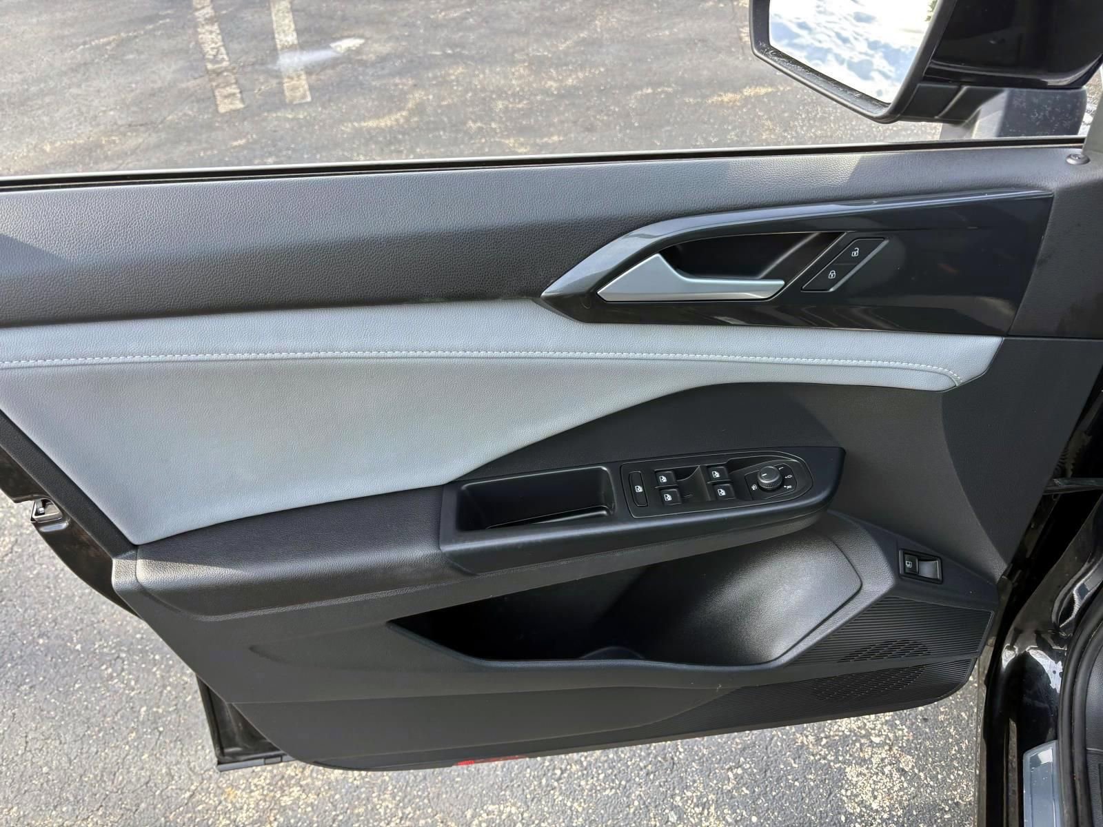 Used 2023 Volkswagen Taos SEL image 11