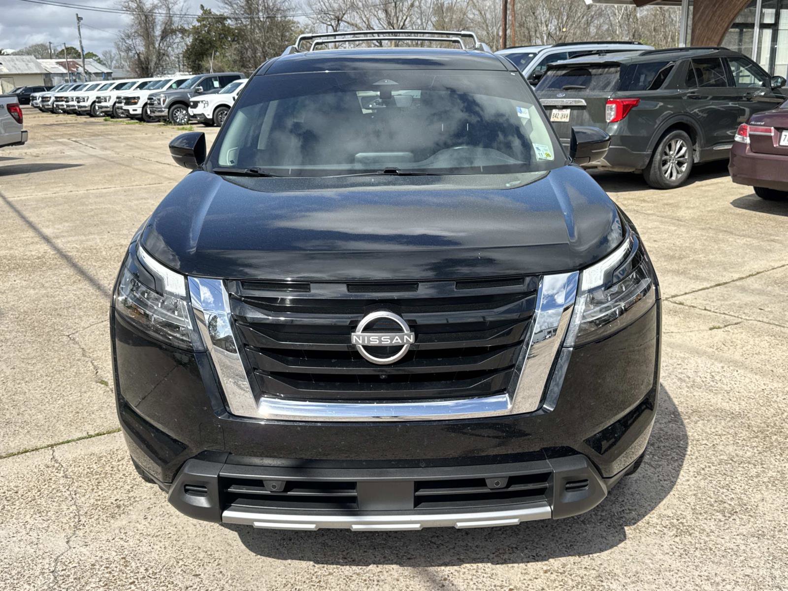 Used 2023 Nissan Pathfinder SL w/ SL Premium Package FWD image 2