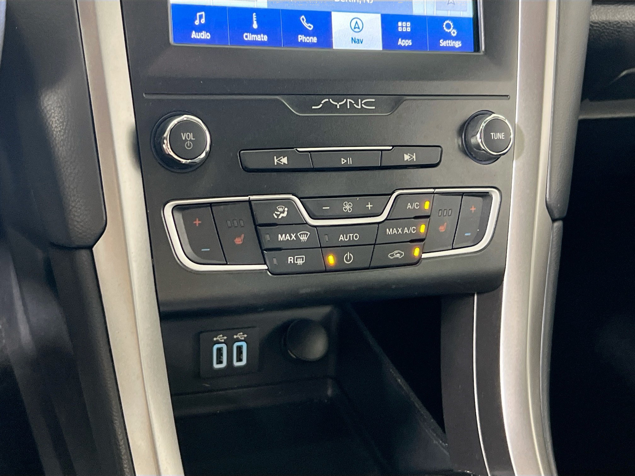 Used 2020 Ford Fusion SEL FWD image 16
