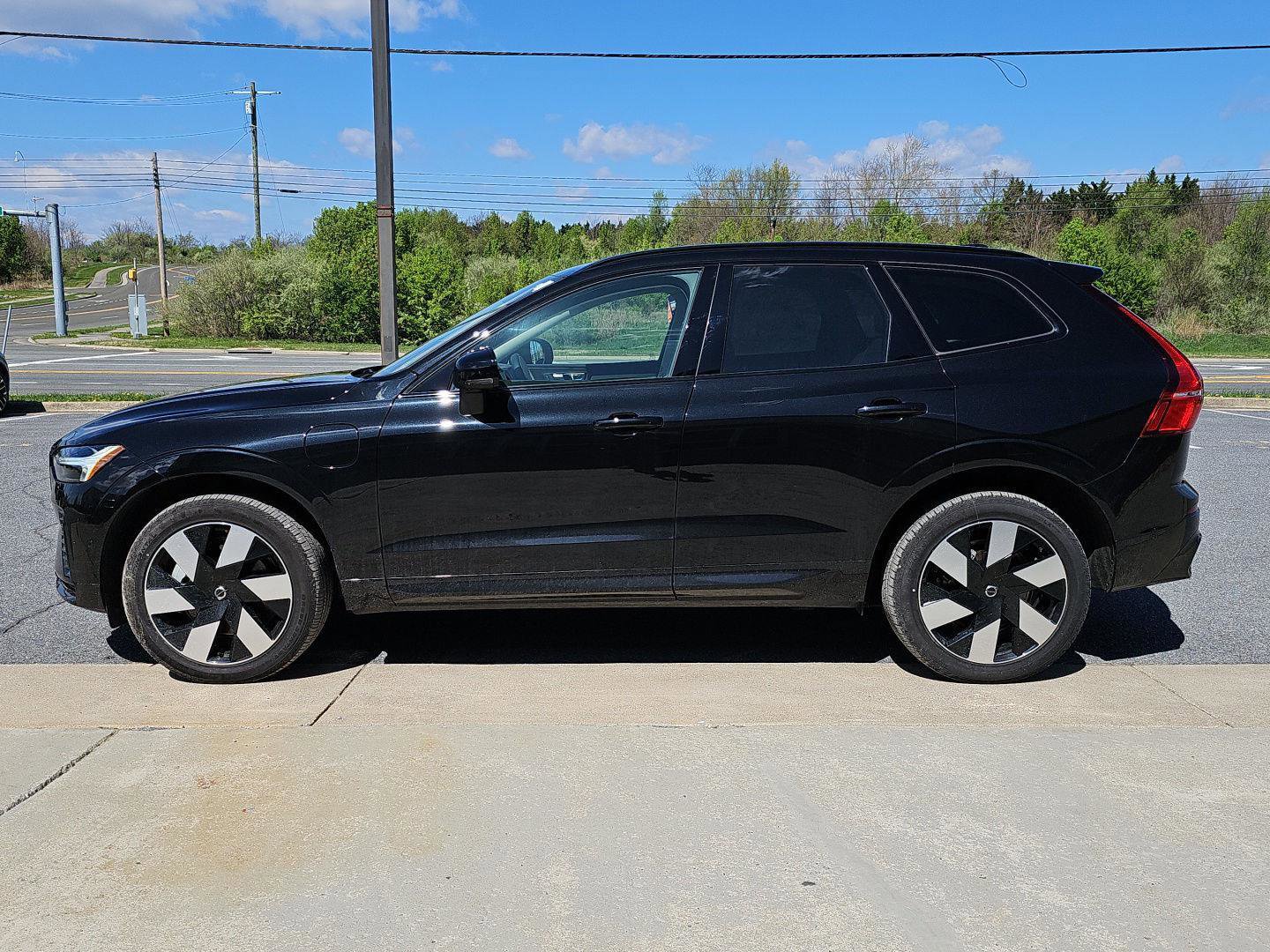 Used 2025 Volvo XC60 T8 Plus w/ Protection Package Premier image 3