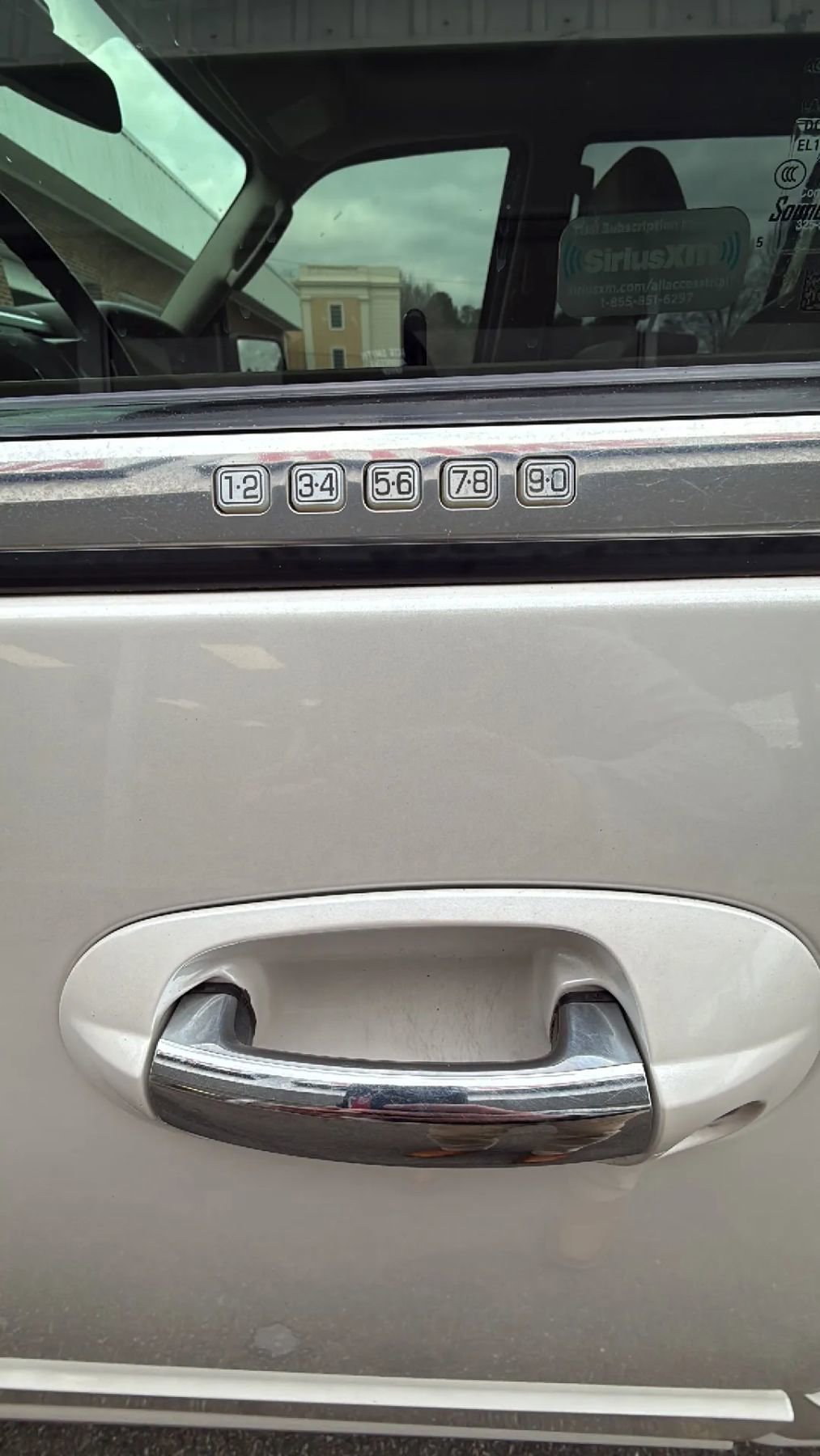 Used 2016 Lincoln Navigator Select image 17