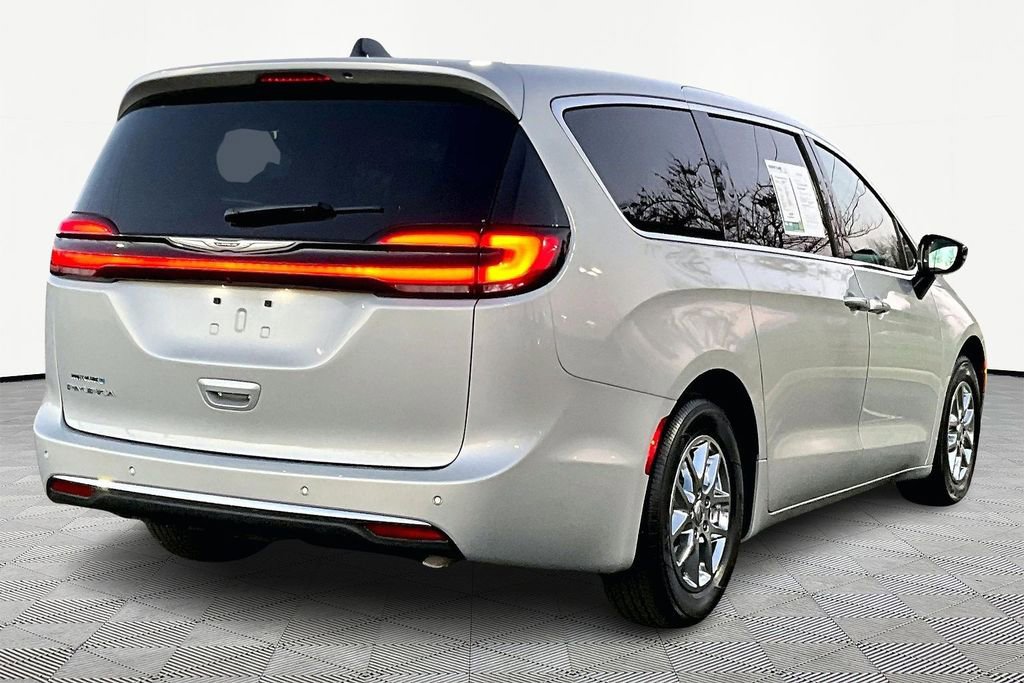 Used 2024 Chrysler Pacifica Touring-L image 5