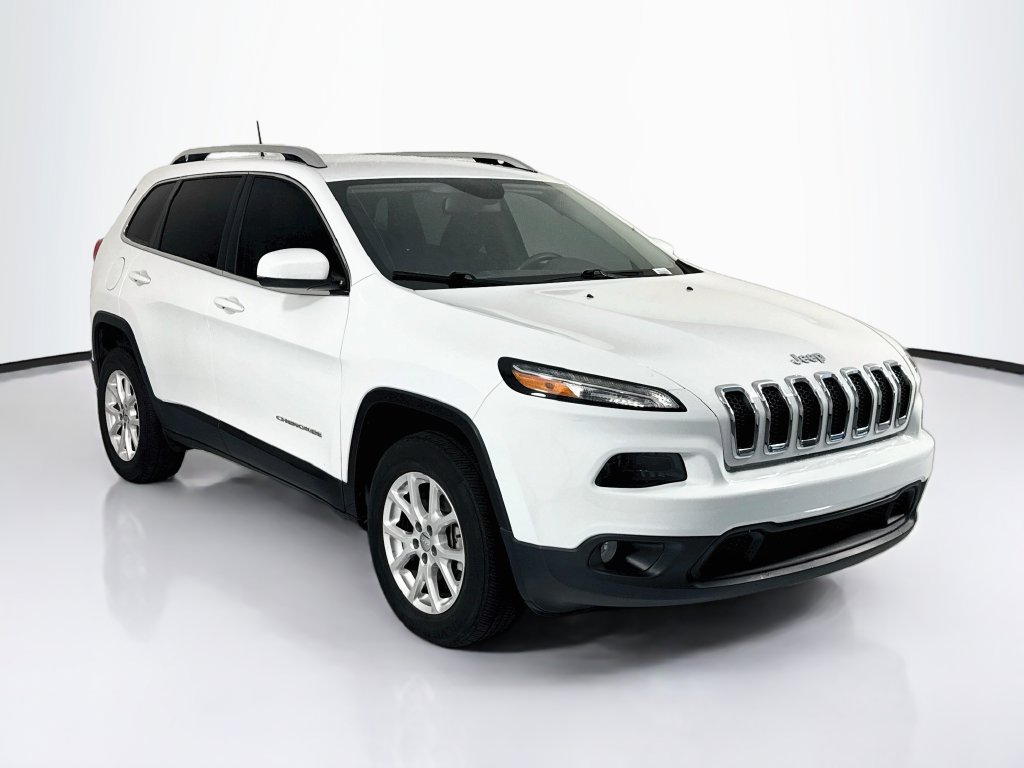 Used 2017 Jeep Cherokee Latitude w/ Cold Weather Group AWD/4WD image 3