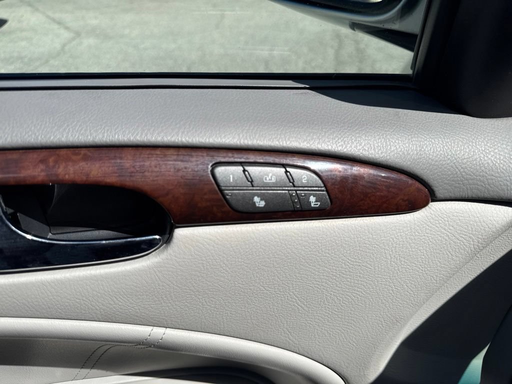 Used 2010 Buick Lucerne CXL FWD image 12