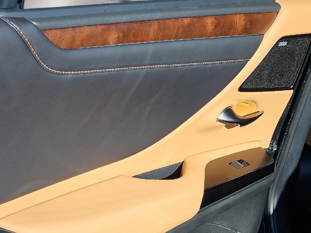 Used 2022 Lexus ES 300h Ultra Luxury w/ Accessory Package 2 FWD image 14