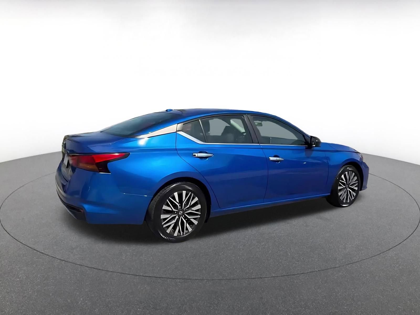 Used 2025 Nissan Altima 2.5 SV FWD image 14